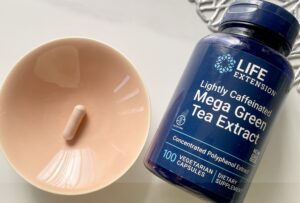 脂肪燃焼 × 炎症ケアを同時に叶える、カフェイン入りの高濃度緑茶エキス。代謝を底上げしながら、細胞の酸化ストレスにアプローチ